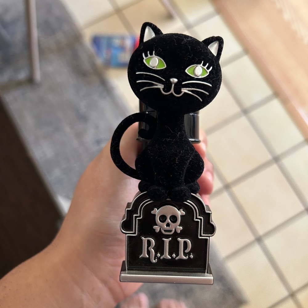 Bath and Body Works cat wallflower plugin